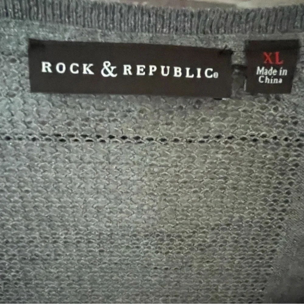 Rock & Republic Gray Long Sheer Sleeve Top Woman’s Sz XL Reverse Hem V Neck - Picture 2 of 6